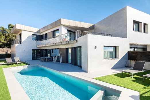 Una fachada de dise&ntilde;o con Dekton para un oasis mediterr&aacute;neo